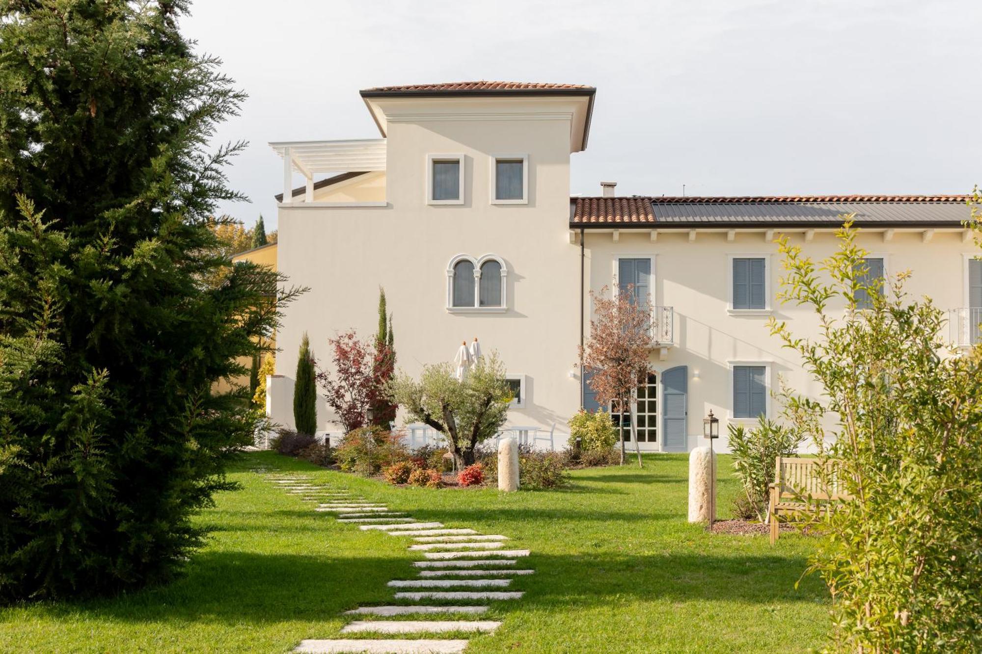 Relais Ca' Morenica Valeggio sul Mincio Luaran gambar
