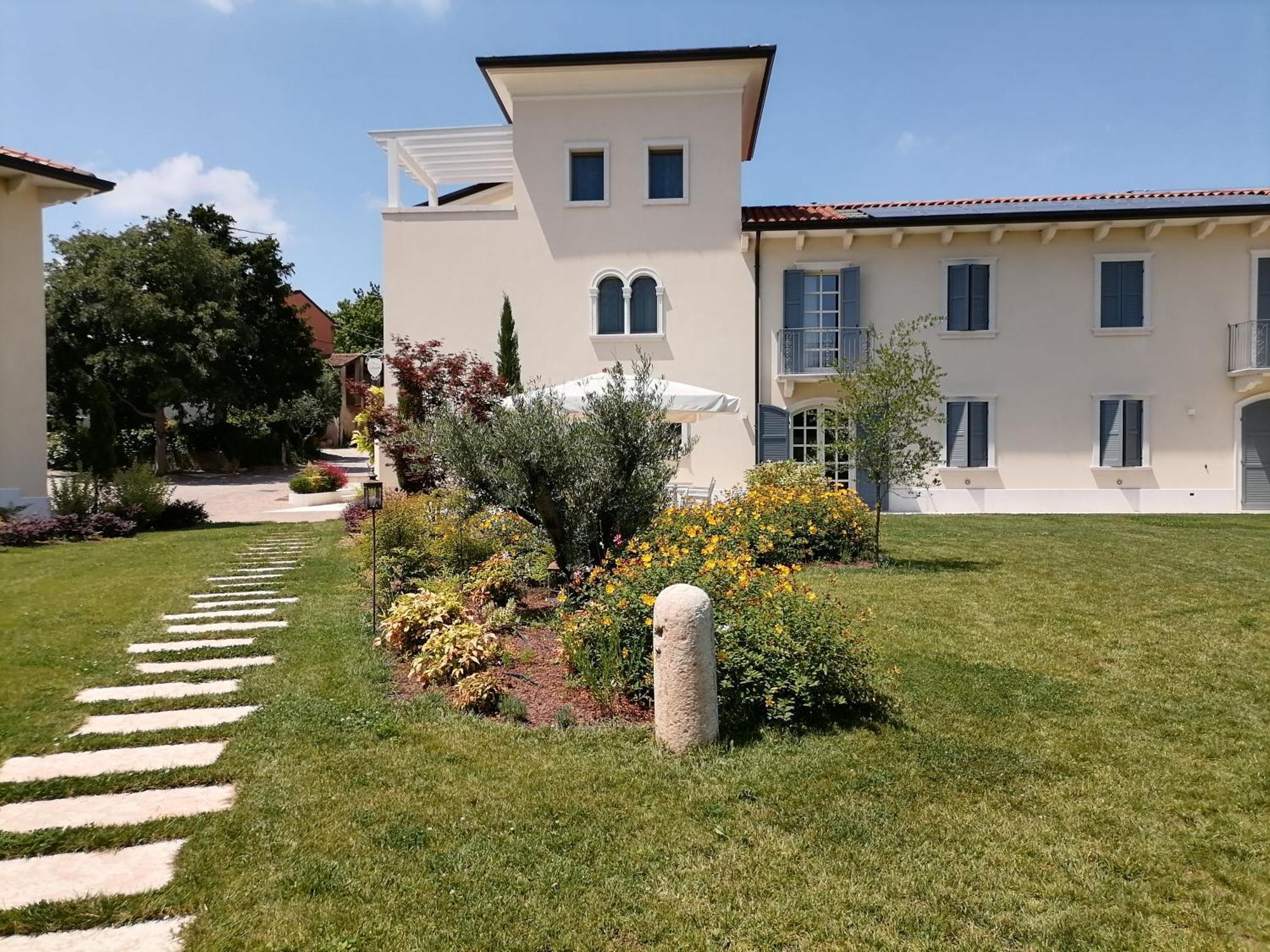 Relais Ca' Morenica Valeggio sul Mincio Luaran gambar